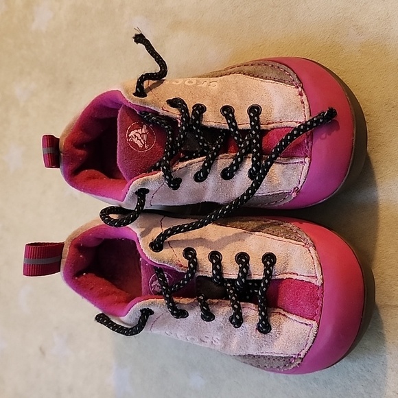 CROCS Pink Sneakers with Stylish Design and Comfortable Fit - Picture 2 of 7